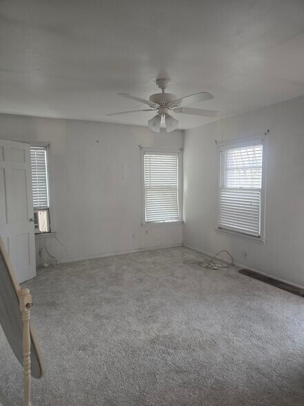 Building Photo - 3251 W Woodlawn Ave