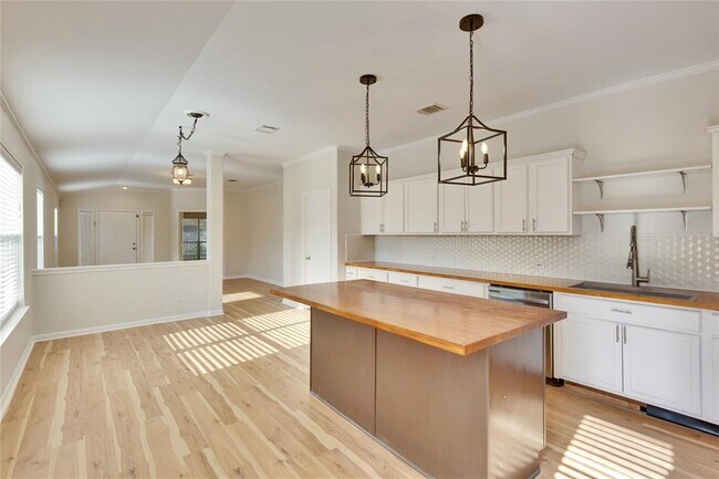 Building Photo - 600 Lakemont Dr