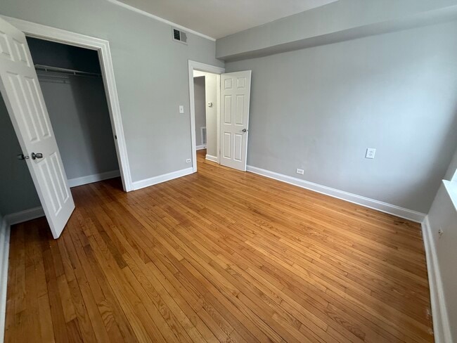 Building Photo - 7344 N Damen Ave