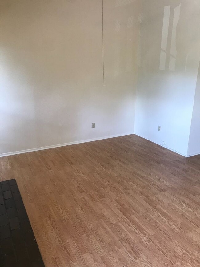 Building Photo - PRE-LEASE 2025/2026: $1600 OR BEST OFFER!!...