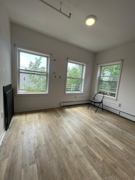 444 Bergen Ave 3R - 441 Bergen Ave