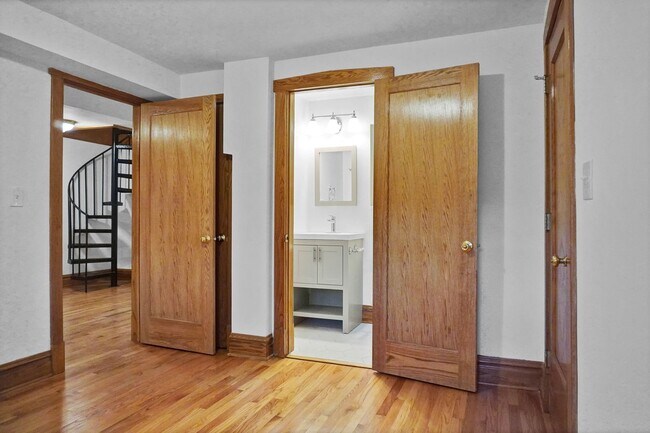 Building Photo - 1402 W Warner Ave