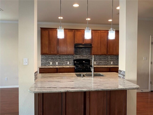 Building Photo - 15104 Fernhill Dr