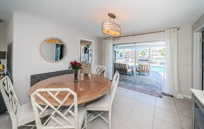 Building Photo - 2180 Dolphin Blvd S