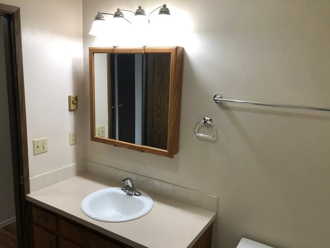 Building Photo - Great 2 bedroom 1 bathroom duplex in Springfield! MOVE IN SPECIAL!