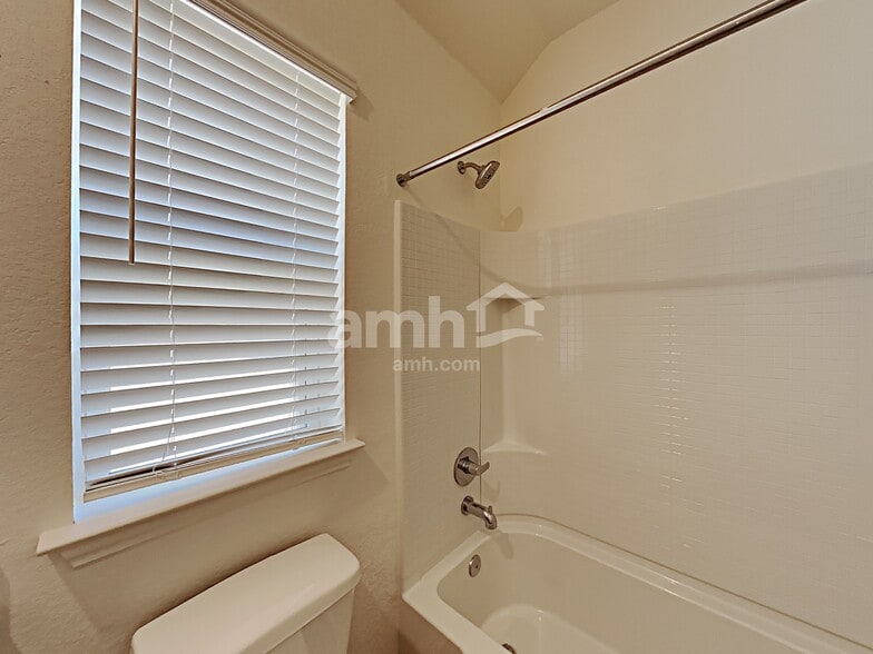 Building Photo - 2710 Lillybrook Ln