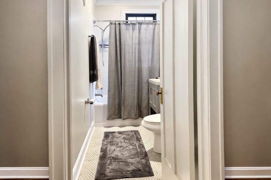 Building Photo - 3610 N Claremont Ave