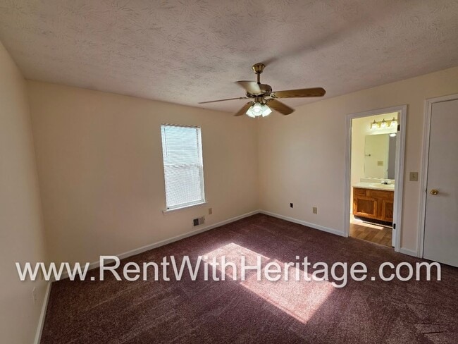 Building Photo - Amazing 3 bedroom, 2.5 bath townhome/ Great Roommate Floorplan / Great Location