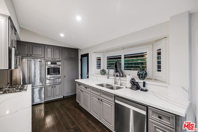 Building Photo - 16725 Oak View Dr