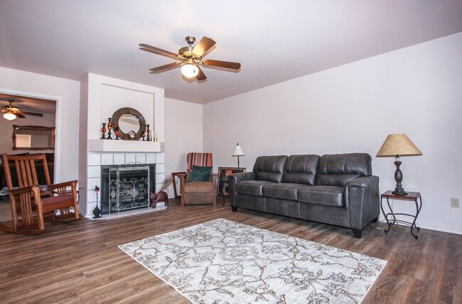 Building Photo - Partially Furnished 2 bedroom 2 bath condo