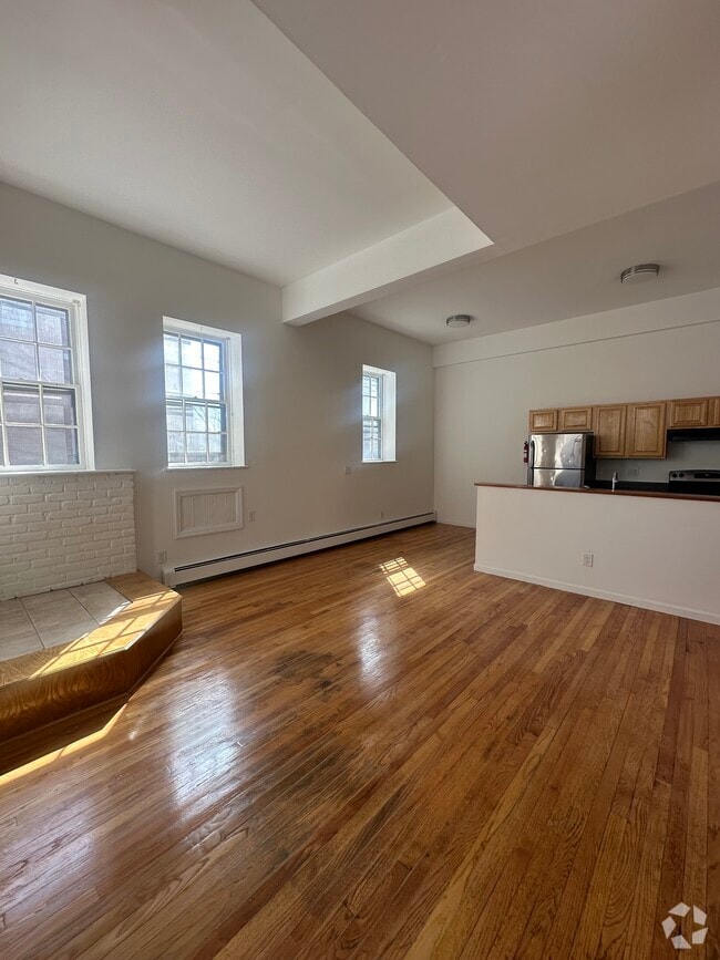 Building Photo - 8 N Clover St