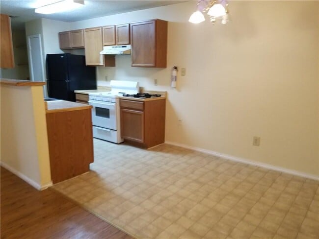 Building Photo - 1304 Pitcairn Dr