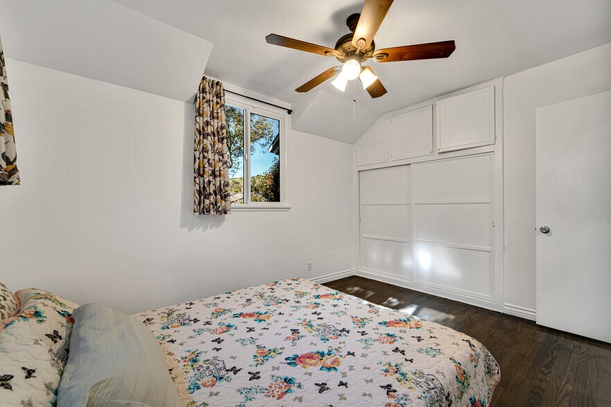 Bedroom 1 with ceiling fan & closet - 900 Bethany Rd