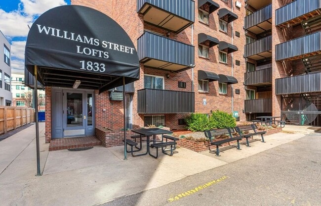 Building Photo - Cool 1 bedroom Condo in Uptown Medical Dis...