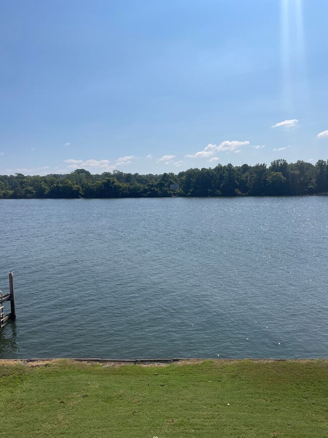 Building Photo - Gorgeous Townhome on the Tennessee River