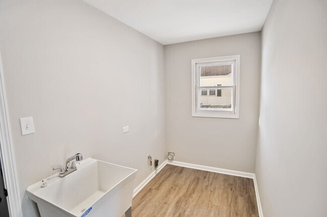 Building Photo - Renovated 4-Bedroom Home in Olympia Fields