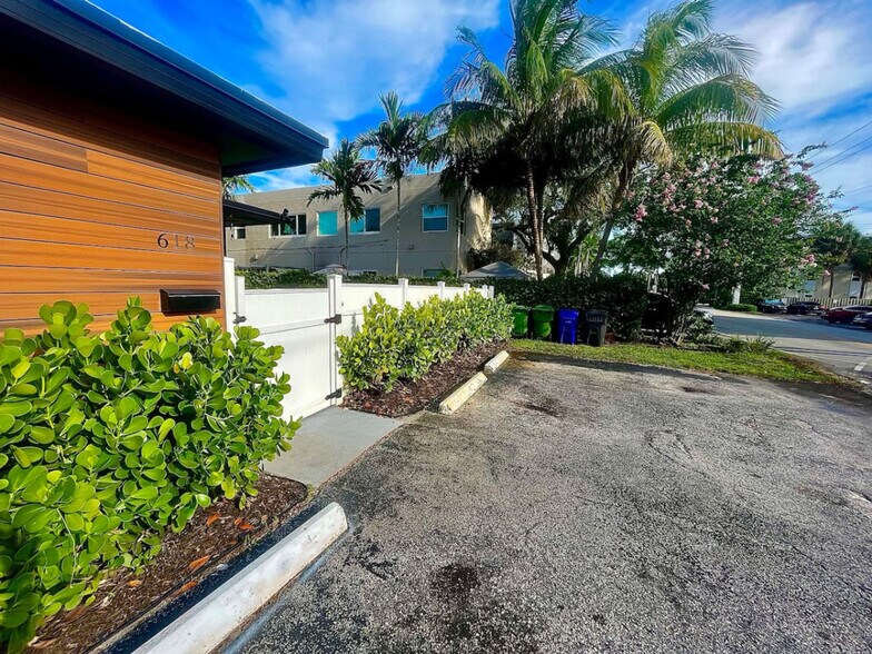 Building Photo - 618 NE 14th Ave