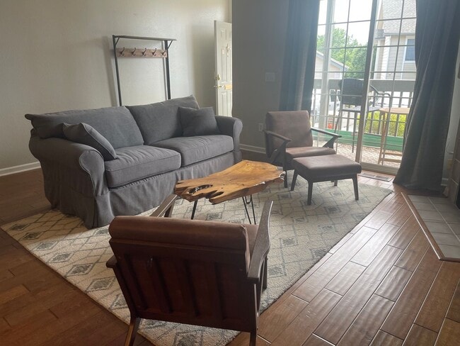 Building Photo - Charming 2 bedroom/ 2-bathroom unit in Castleview Condominium complex- Great location - 1 car gar...