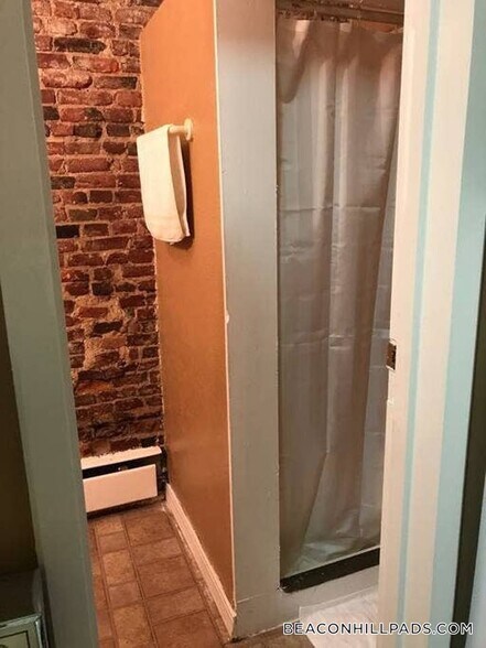 Building Photo - 40 Anderson St