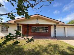 Building Photo - Ready to move-in 2-bedroom, 2-bath residence in the heart of Summerfield!