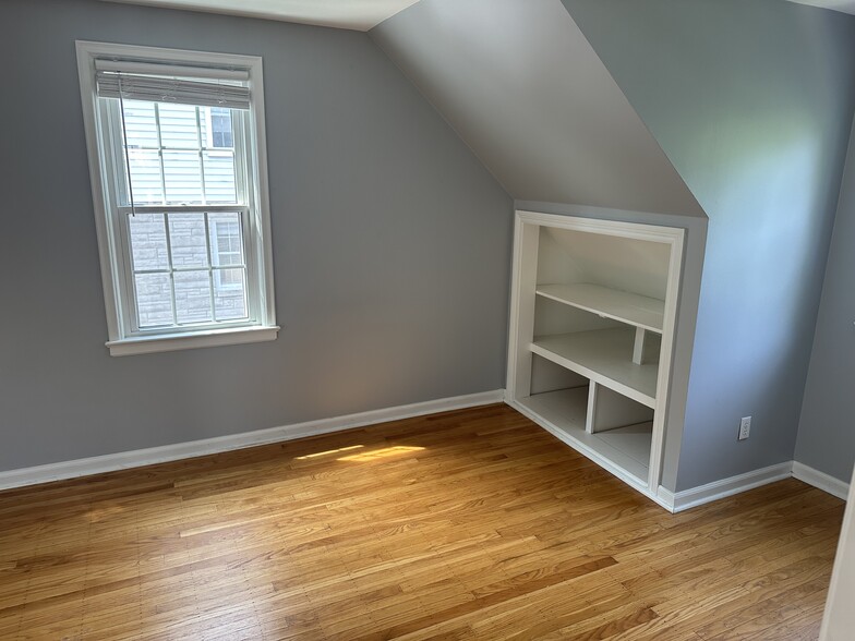 Third bedroom built in bookshelf. - 5101 Boulevard Pl