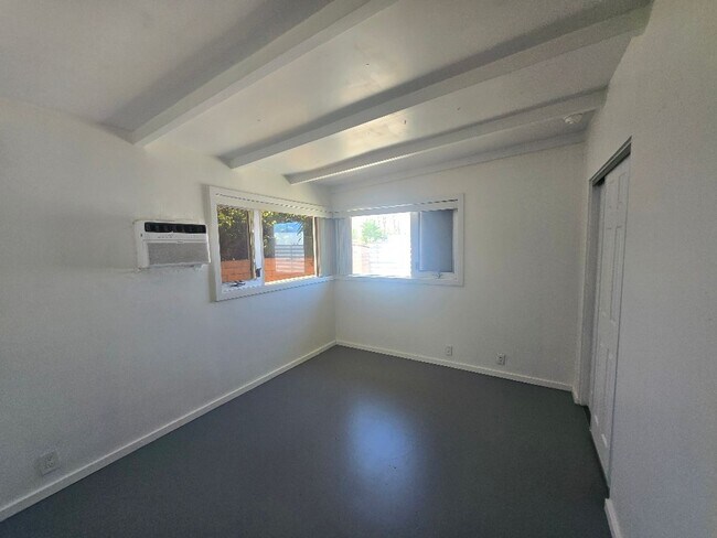 Building Photo - 540 S Mountain View Dr