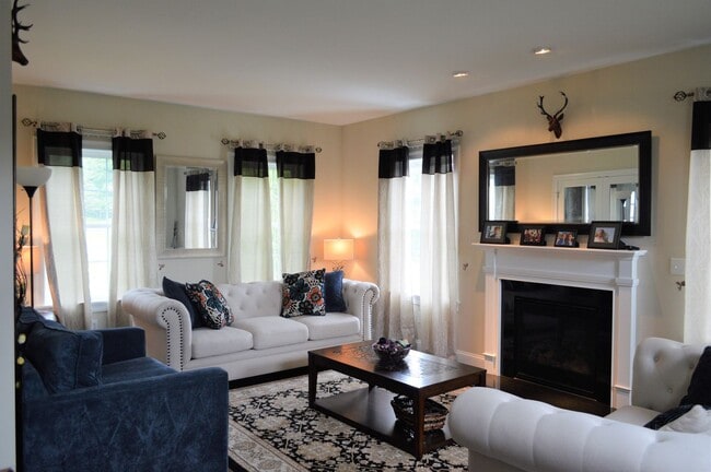 Building Photo - Spacious Four-Bedroom House in the Heart o...