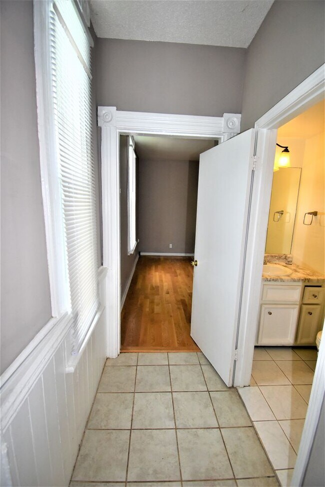 Building Photo - 123 Marion St