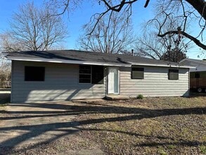 Building Photo - 2901 Bermuda Ln