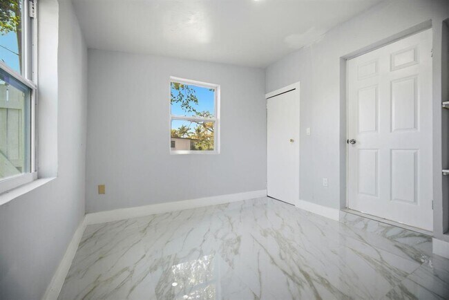Building Photo - 1517 NE 53rd Ct