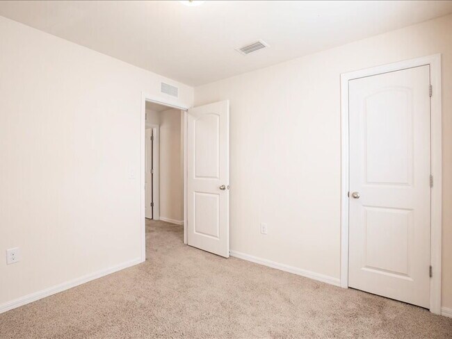 Building Photo - Your Season to Settle In – 3BR/2BA Duplex ...