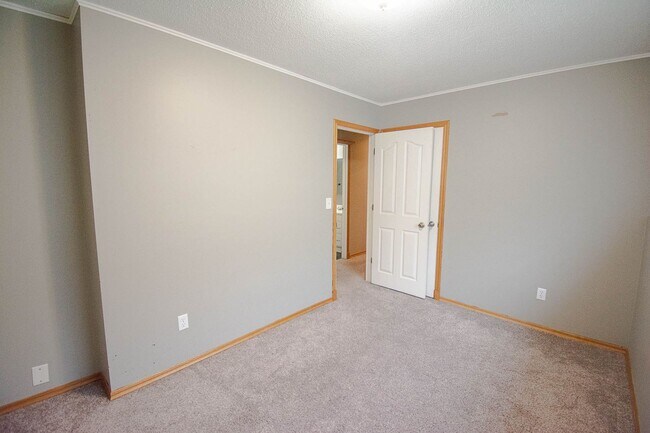 Building Photo - Pet friendly Country Club Manor home with fenced yard!
