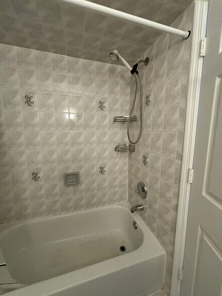 Building Photo - 28 Delavan Pl