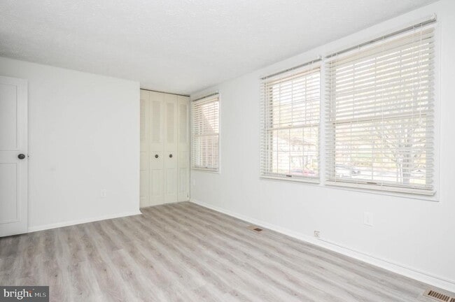 Building Photo - 14550 Farmcrest Pl