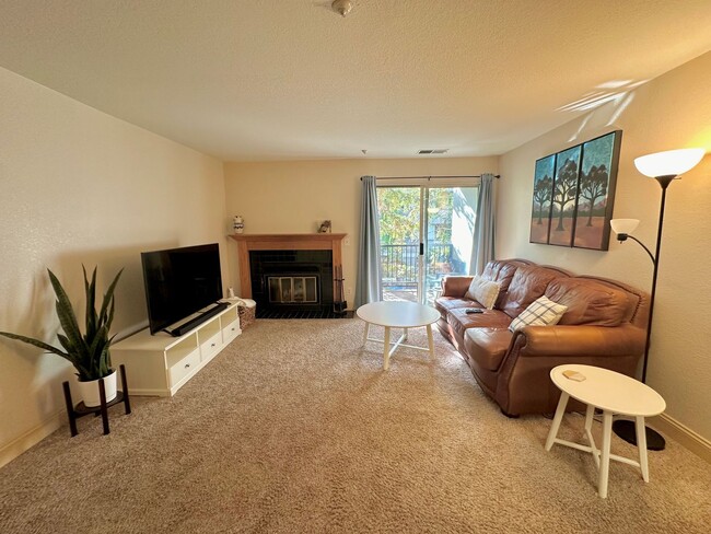 Building Photo - Two Bedroom Two Bath Condo Available in Wa...