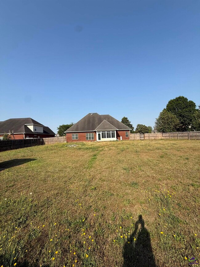 Building Photo - 136 Roseine Dr