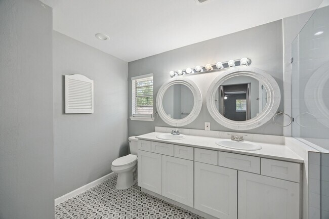 Building Photo - 553 Cane River Ln