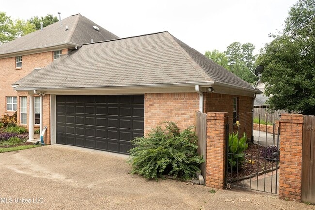 Building Photo - 110 Little John Ln