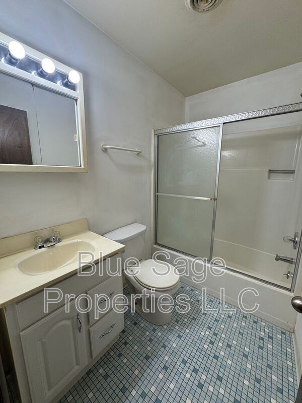 Building Photo - 2421 3rd Ave