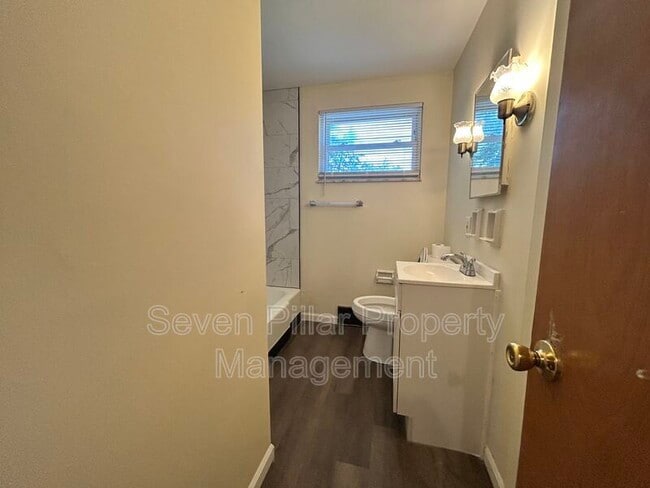 Building Photo - 323 S Napoleon Ave