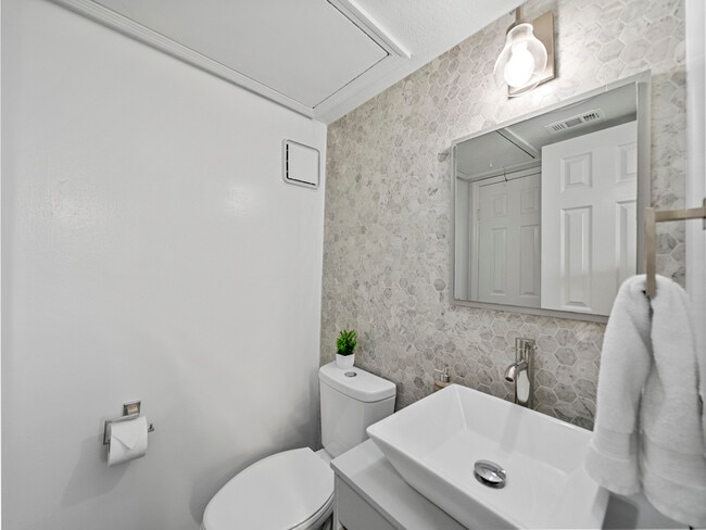 Building Photo - 2301 Summit Dr