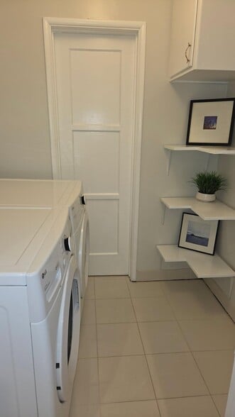 laundry room - 3514 S Burnside Ave