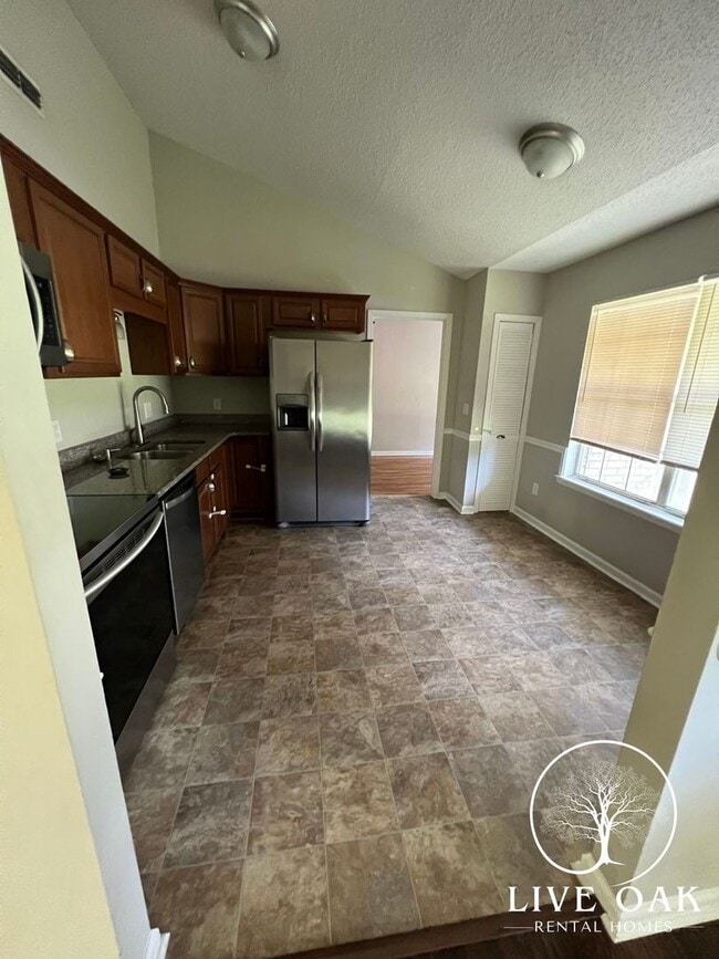 Building Photo - SUMMER MOVE-IN SPECIAL: $500 OFF 1st MONTH...