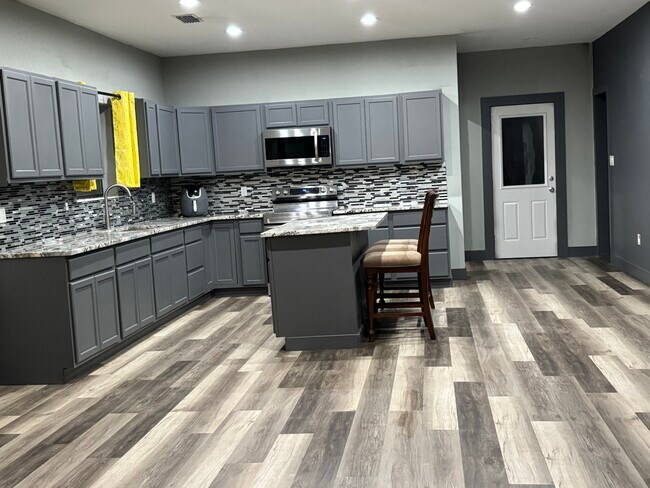 Building Photo - 2675 Golf Dr