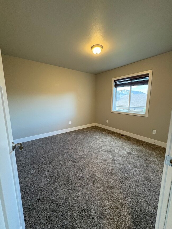 Building Photo - Beautiful 3 Bed Townhome