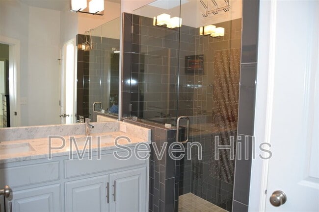 Building Photo - 828 N Duval St