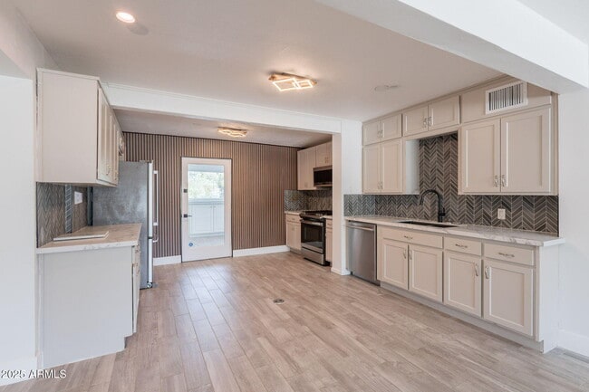 Building Photo - 1116 E Fern Dr N