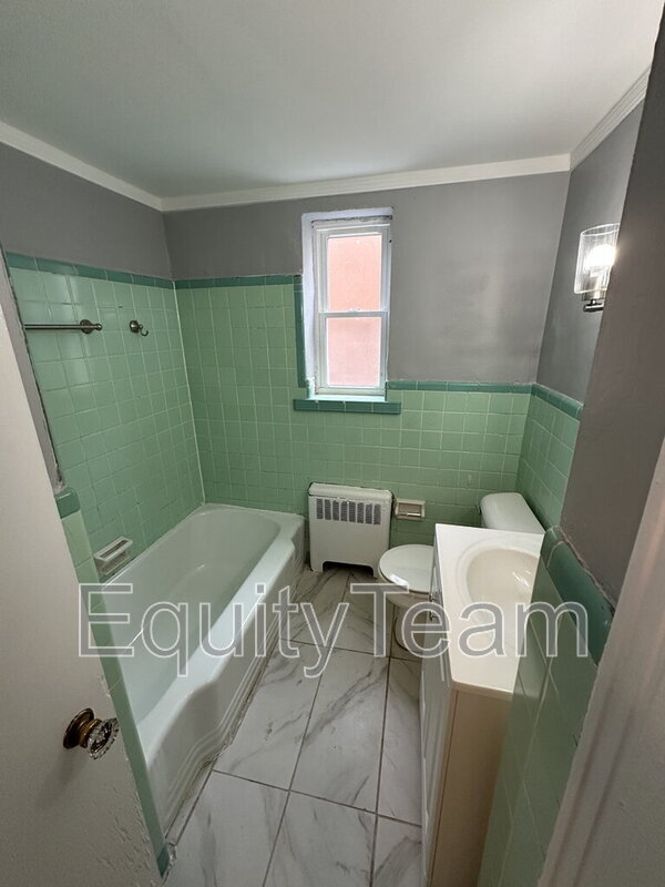 Building Photo - 5929 Oakwood Ave