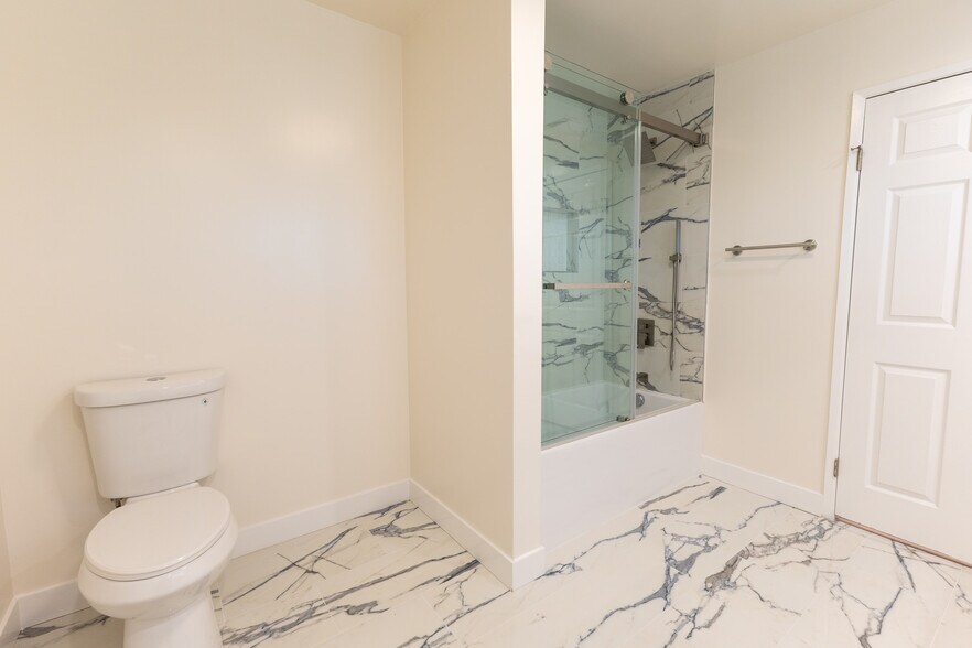 Full shower - 10342 Dempsey Ave