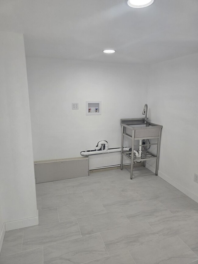 Building Photo - Room Rental in Westminster